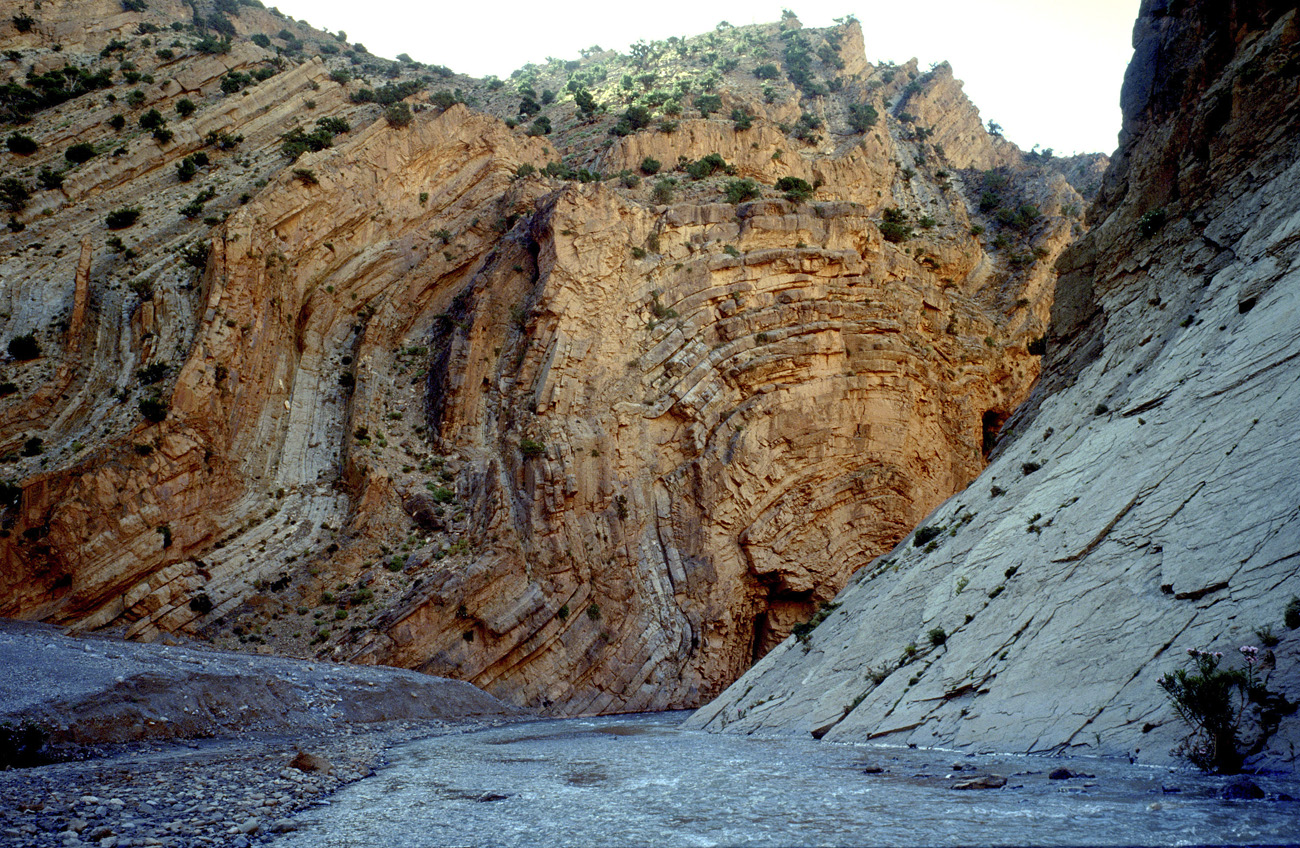 mar98_183 gorges mgoun.jpg - Haut Atlas Central, juin-98 gorges du Mgoun fractures et mouvements géologiques Kodak Elite Chrome 100
